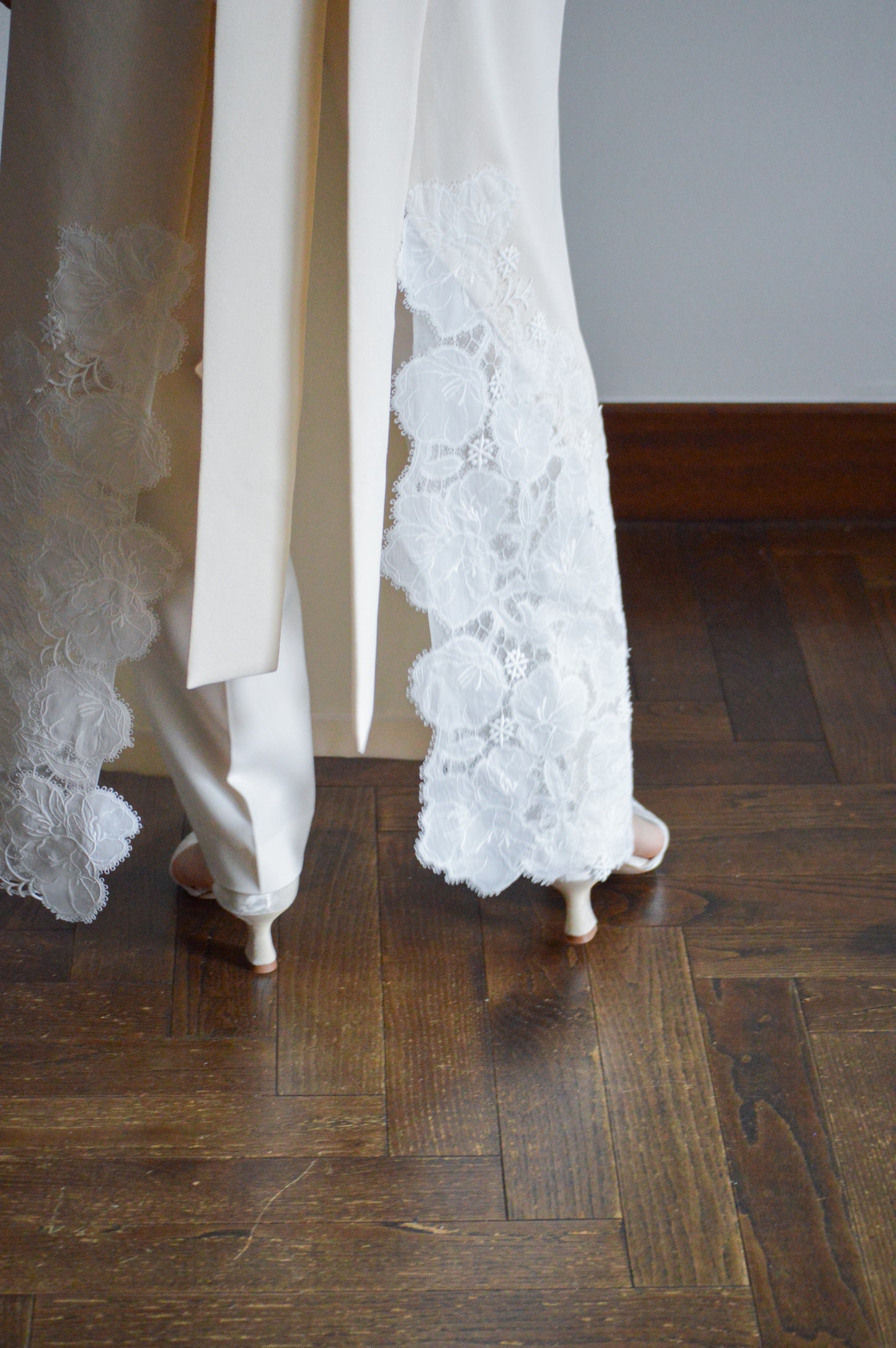 Layered Chic Apron Dress×Lace