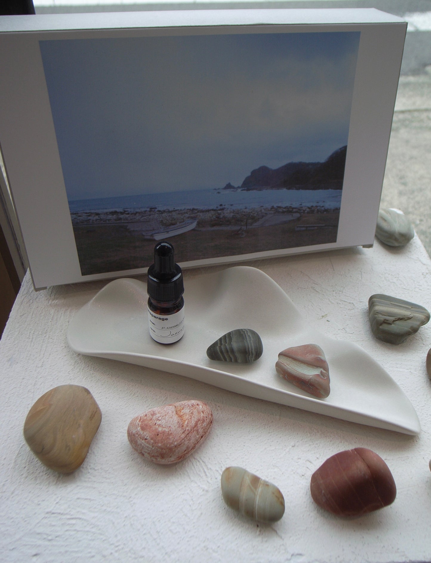 Timeless Fragments - Set of natural aroma, ceramic plate and layered stone -