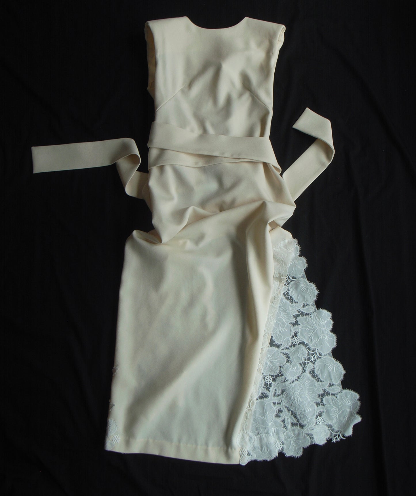 Layered Chic Apron Dress×Lace